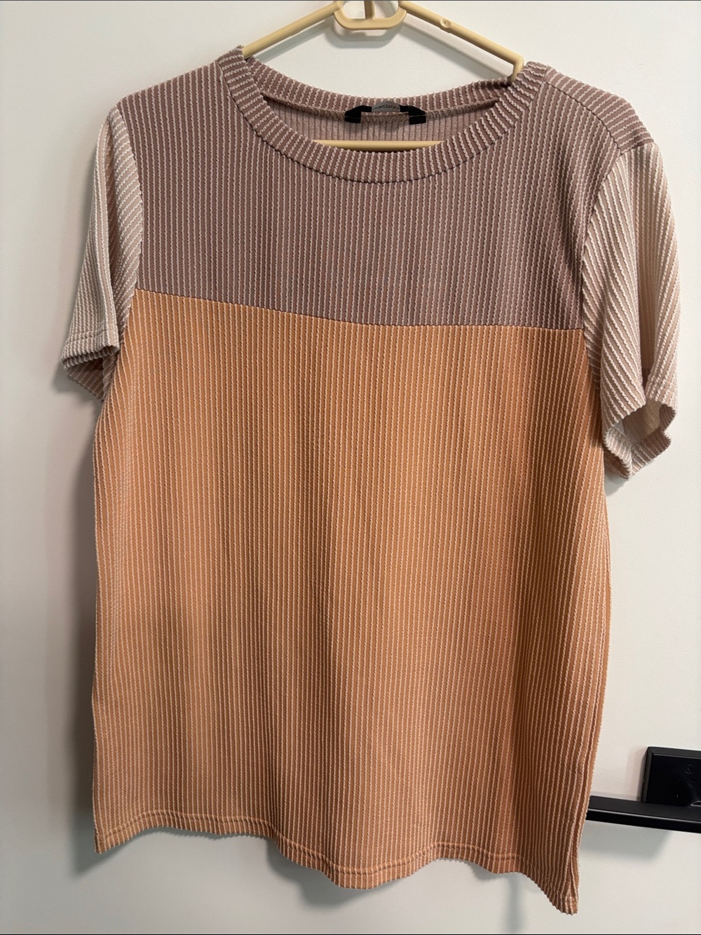 Colorblock Ribbed Short Sleeve Tee in Beige & Camel Tones